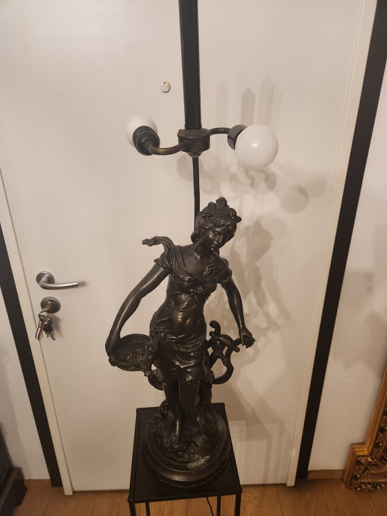 Image 1 of Grote Monumentale Bronzen Lamp / Vloerlamp naar L. & F. Moreau - "Vrouw met lier" met Tiffany-stijl glaskap - 100 cm - 15,5 kg