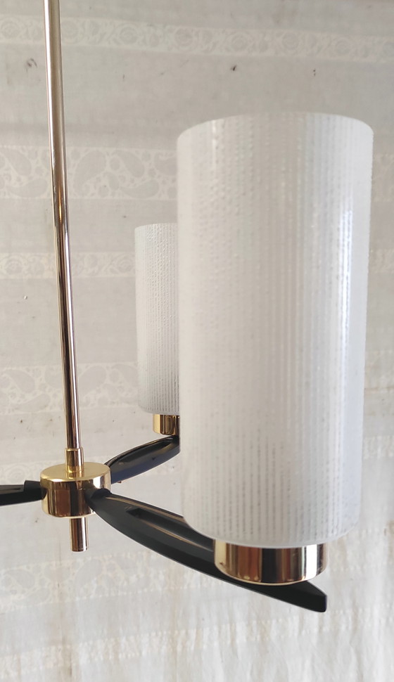 Image 1 of Lustre moderniste 3 feux en métal, laiton et globe opaline - années 50