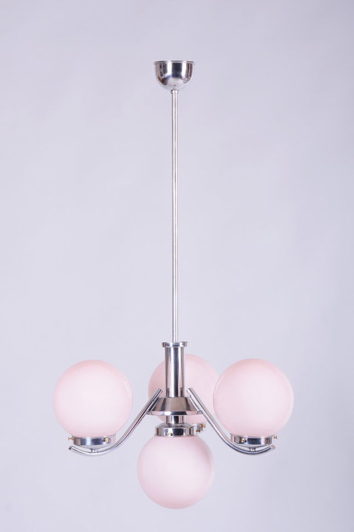 Restaurierter Art Deco Kronleuchter, verchromter Stahl, Opalglas, Tschechisch, 1920er Jahre