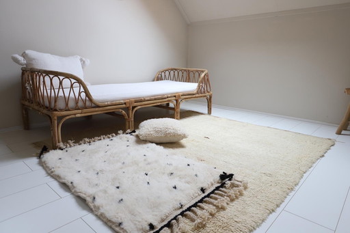 Tapis berbère Beni Ouarain – tapis marocain en laine fait main en blanc ivoire à pois noirs