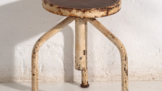 Industrial stool with white patina (c.1950) #7 – Iron, Industrieel (photo 3 of 30)