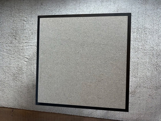 Image 1 of Juego de dos mesas de centro de diseño: travertino y metal negro.