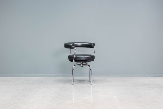 Image 1 of Sgabello LC7 di Corbusier