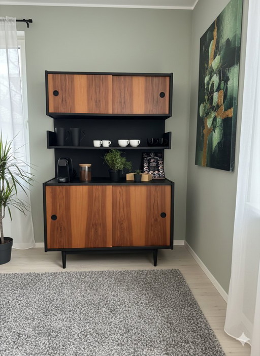 „OPUS“ – Zweistufiges Mid-Century Highboard: Die ultimative Barista-Station
