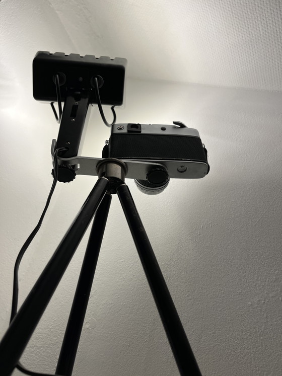 Original Yashica camera on a tripod with large flash (mains powered) – Decorative Objects, Glass, Metal (photo 12 of 15)