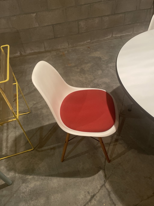 , 2 o 3 sedie in plastica bianca Charles Eames Iconic con cuscino color mandarino