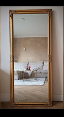 Großer Spiegel in Antikoptik aus Goldbronze mit Facettenschliff