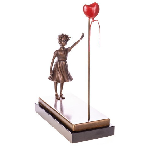 Statue en bronze d'une fille au coeur rouge avec ballon