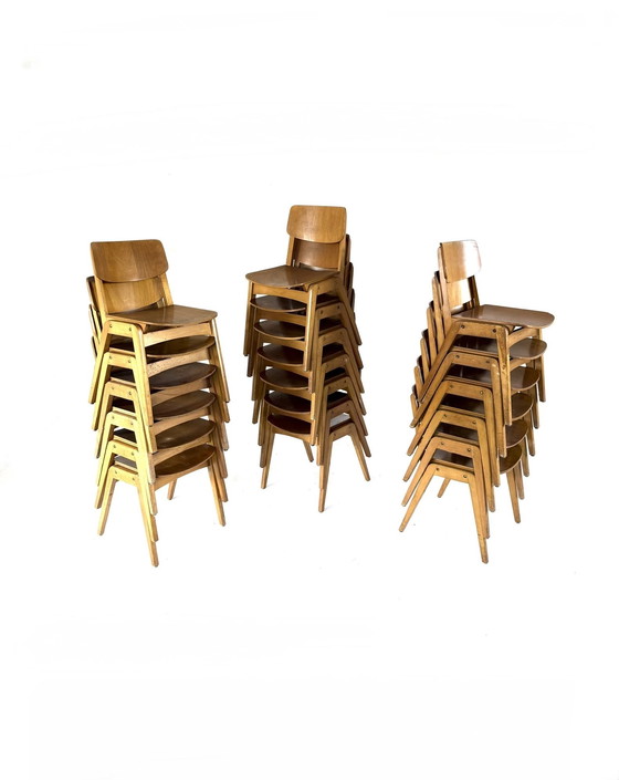 Image 1 of Lotto di 19 sedie impilabili vintage in compensato degli anni '60