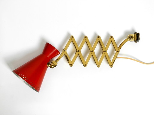 Lámpara de pared de tijera extensible de latón de mediados de siglo con pantalla de aluminio tipo diábolo en rojo y latón.