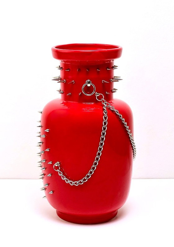 Image 1 of NOT VANILLA – Vaso in gres fatto a mano, rosso, con catene e punte