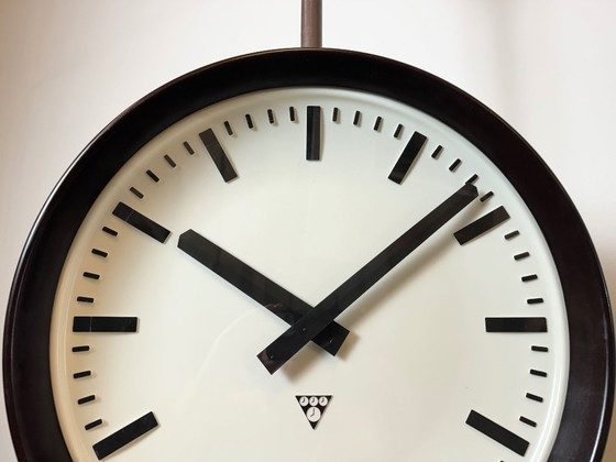 Image 1 of Grote industriële bakelieten dubbelzijdige fabrieksklok van Pragotron, jaren 50