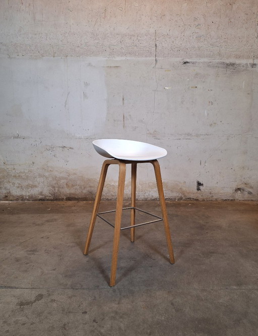Taburete de diseño HAY AAS32 – Asiento blanco y base de roble