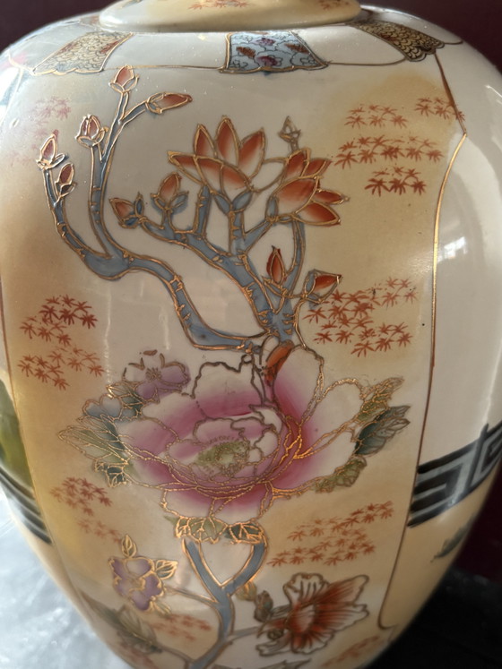 Beautiful Chinese Porcelain Vase With Lid (photo 8 of 12)