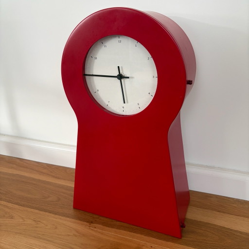 IKEA PS Schlüsselloch-Uhr rotes Metall – Design 1999