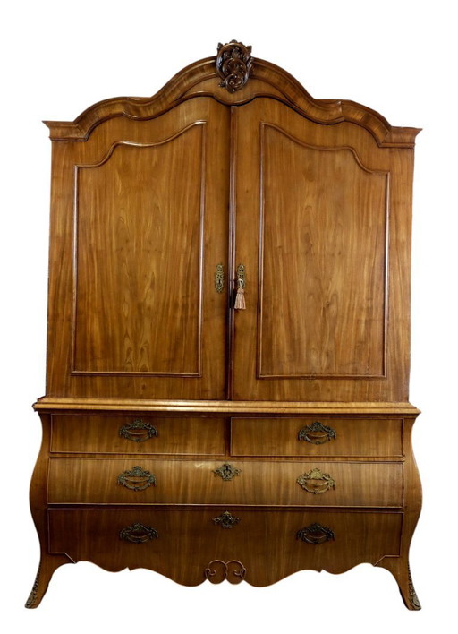 beautiful 18th century cabinet