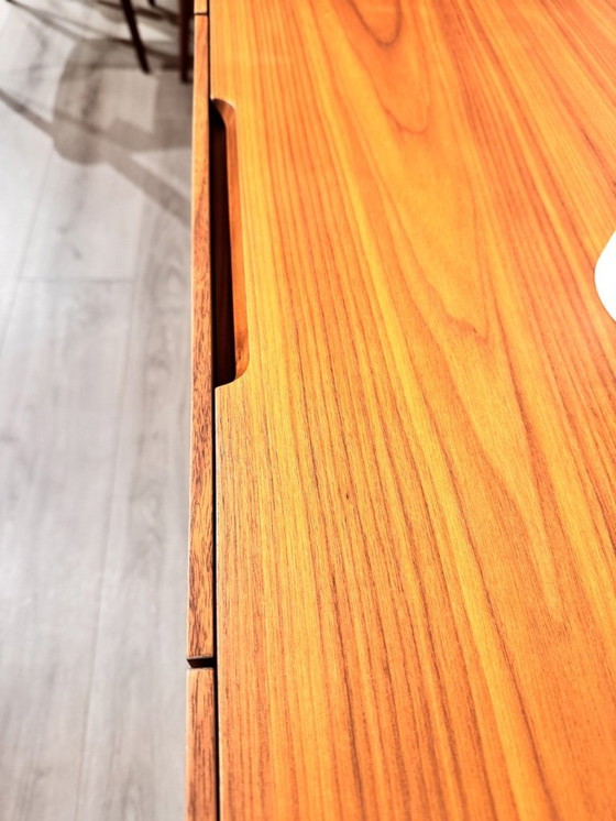 Image 1 of Aparador de nogal macizo de Porada Modelo Kanto