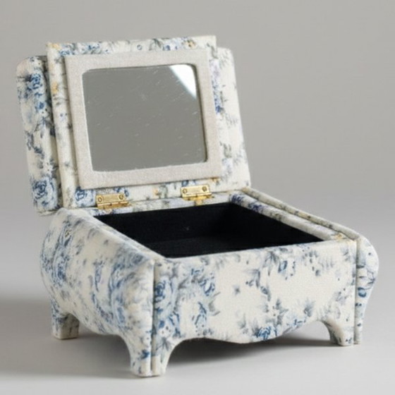 Image 1 of Coffret à bijoux en forme de canapé