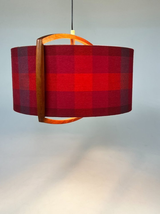 Image 1 of Lampada a sospensione vintage in teak con paralume a quadri rossi, Scandinavia anni '60