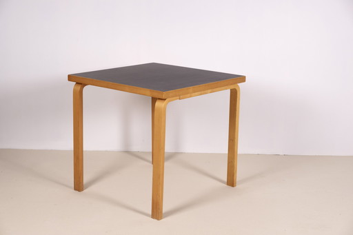 1X Table carrée 81C d'Alvar Aalto par Artek, 1970S