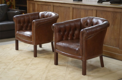 Een paar met leer beklede clubstoelen