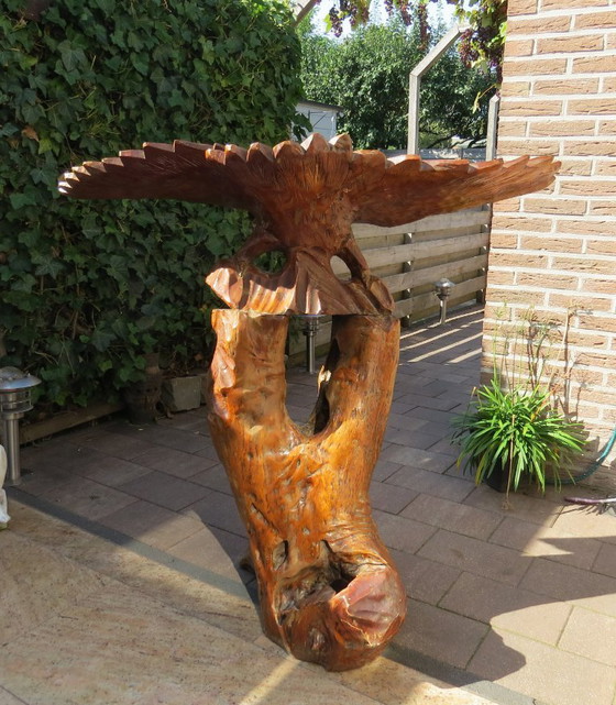 Image 1 of Magnifique grand oiseau de proie en bois massif sur un tronc d'arbre