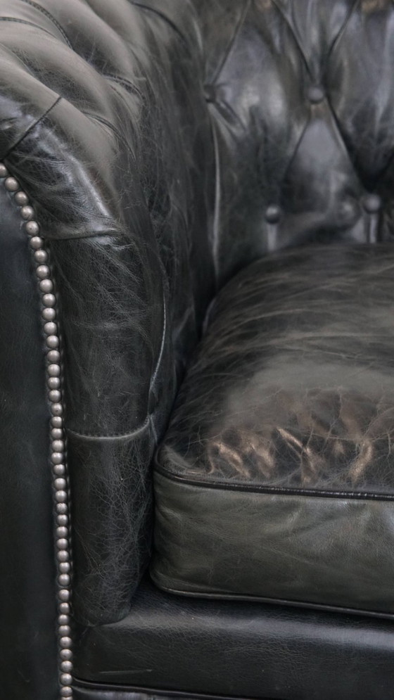 Image 1 of Ampia poltrona Chesterfield in pelle di mucca nera