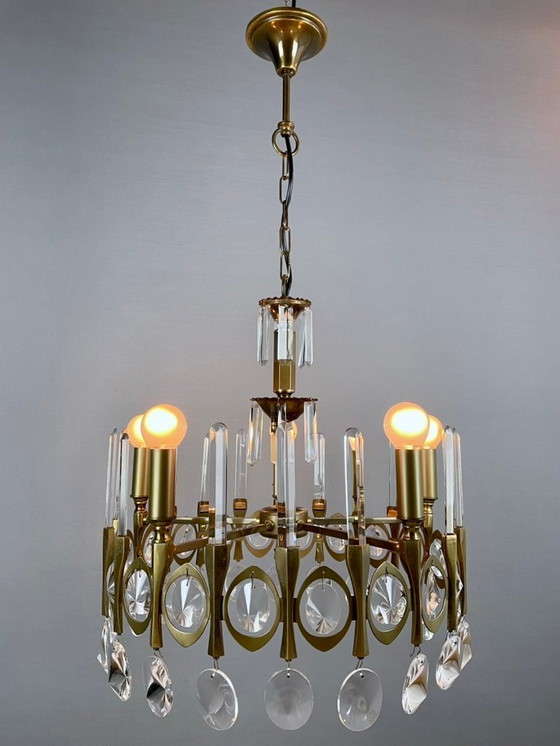 Image 1 of Gaetano Sciolari, five-light chandelier from the "Ovali" series, 1960s. Burnished brass frame and original optical crystals.