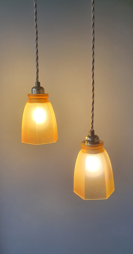 Image 1 of Set Vintage franse gele hanglampen van gekleurd glas.