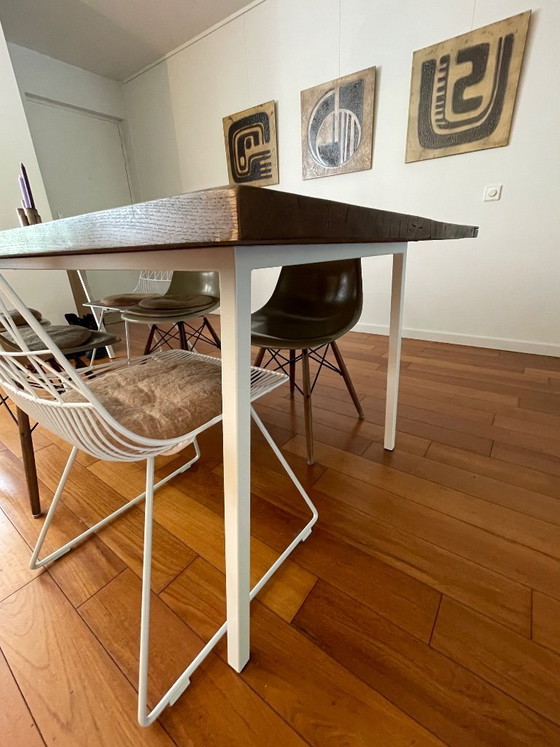 Image 1 of Prachtige grote eikenhouten eettafel met een wit stalen onderstel.