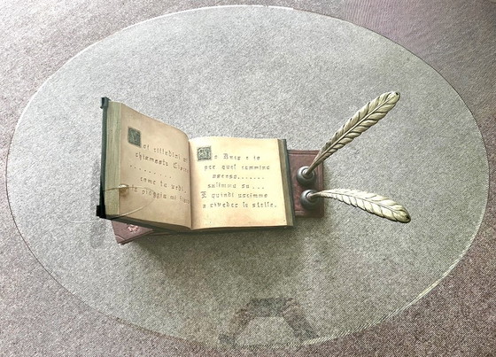 Image 1 of Tavolino da caffè, tavolino da soggiorno, tavolo di vetro, libri, piume