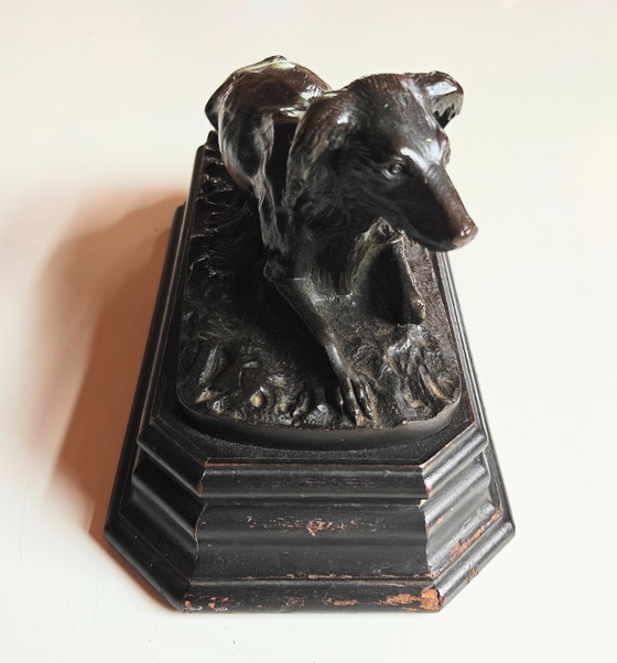 Perro tumbado. Escultura en latón fundido. – Brass, Wood (photo 3 of 10)