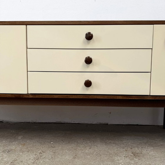 Credenza Mid Century Modern in legno e crema, Credenze, MDF, Marrone (foto 5 di 10)