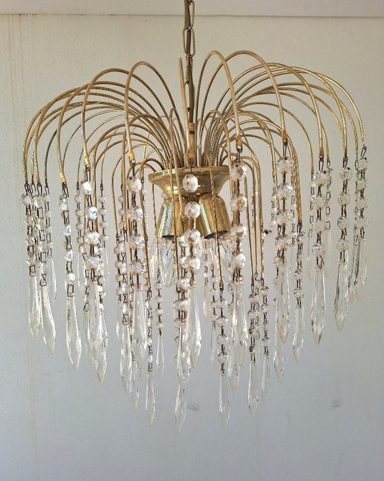 Image 1 of Lámpara de araña italiana de los años 50 con forma de cascada – Metal dorado y prismas de cristal – Impresionante