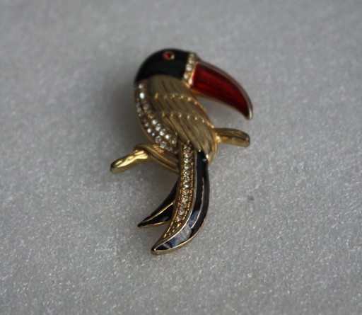 Grande spilla vintage in smalto a forma di tucano con decorazioni di strass.