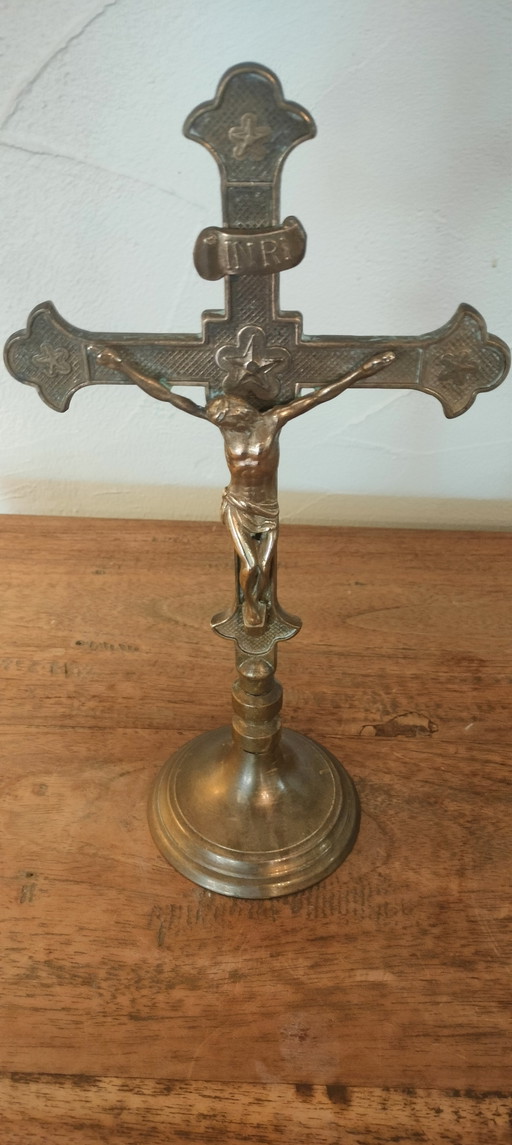 Petit crucifix en cuivre sans marque d'enregistrement