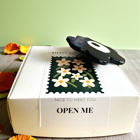 Image 1 of Broche fleur noire en bois faite à la main style Marimekko