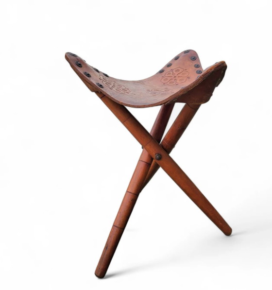 2 x Bijpassende Vintage Bewerkt Lederen Driepoot Stoel / Campingstoel – Klapstoelen (photo 14 of 17)