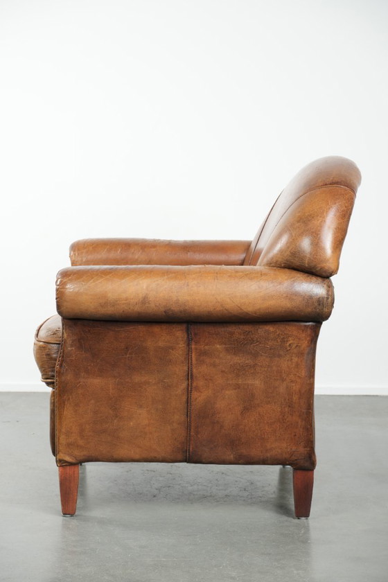 Image 1 of Karaktervolle schapenleren fauteuil met een mooie vintage look en een afwerking met siernagels