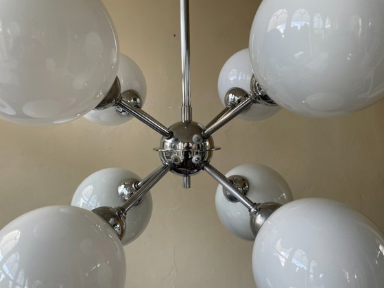 Image 1 of Lampada a sospensione Lampada da soffitto 8 lampadine opaline anni '70 francese