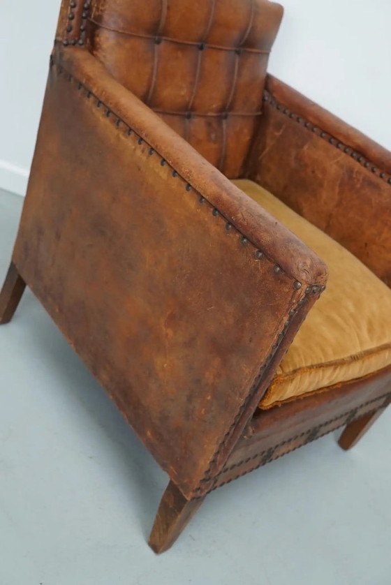Image 1 of Antieke Franse cognackleurige leren clubfauteuil met knooprug