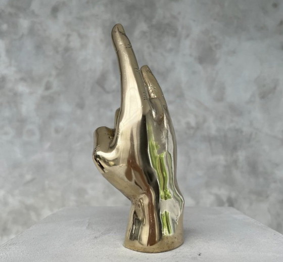 Image 1 of Sculpture en laiton poli faisant le signe de la main « Rock on ».