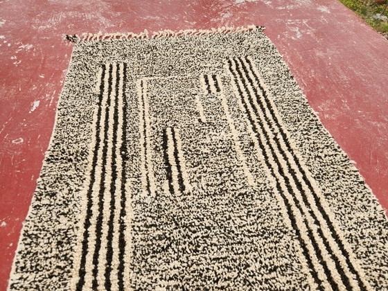 Image 1 of Graphic Beni Ouarain Rug 236x152 cm – Handmade Moroccan Wool Carpet – Black & Ivory Berber Design