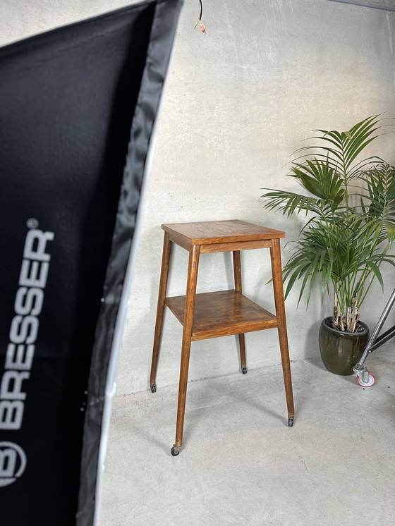 Image 1 of Vintage (hoog) bijzettafel / plantentafel op wielen
