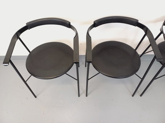 Image 1 of Set di 4 poltrone vintage di design italiano in metallo nero e similpelle nera degli anni '80
