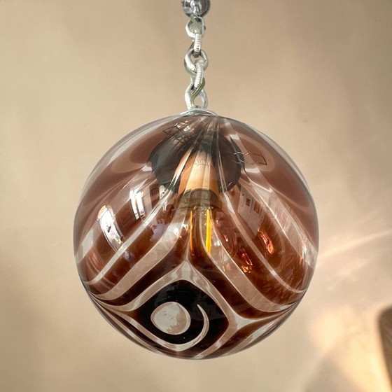 Image 1 of Portugese Art Deco revival hanglamp met bruine, handgeblazen glazen bol in spiraalvorm van Marinha Grande, jaren 60.