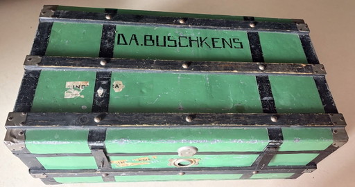 Baúl de barco verde antiguo de D.A. Buschkens