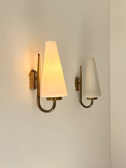Een paar vintage wandlampen van messing en opaalglas, Italië, 1970. – Brass (photo 2 of 5)
