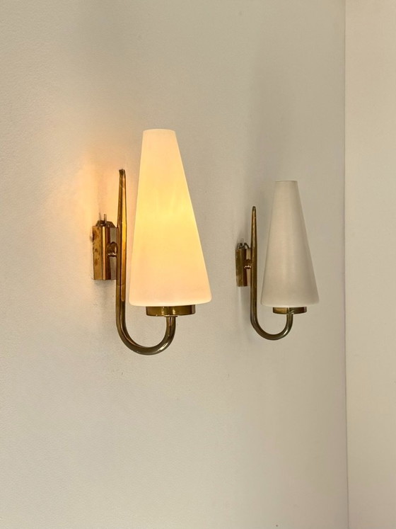 Een paar vintage wandlampen van messing en opaalglas, Italië, 1970. – Brass (photo 2 of 5)