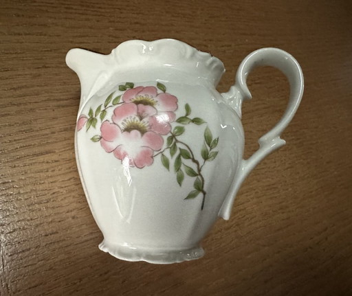 Pequeña jarra de leche/cremera con motivo de rosa mosqueta en porcelana del siglo XX